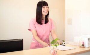 接骨院の受付の女性